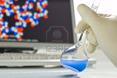 3197247-la-tecnologia-y-la-investigacion-cientifica--quimicos-frasco-y-una-computadora